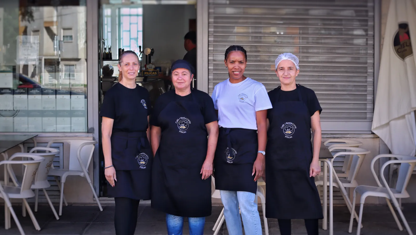 A equipa do Café / Restaurante Pilicas à porta da casa